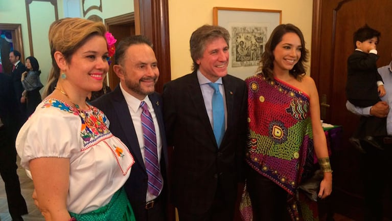 El vicepresidente sonríe para la foto con su novia mexicana.