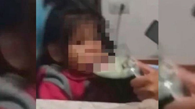 El video causó un fuerte repudio y críticas a la madre de la beba. (Captura video)