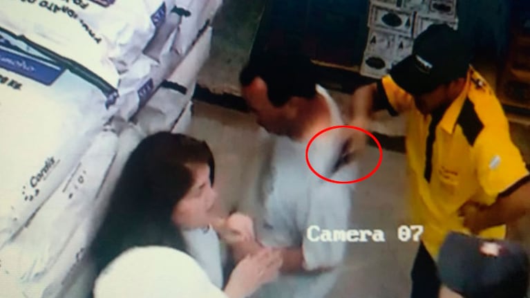 El video de la cámara de seguridad muestra cómo amenazaron a los trabajadores.