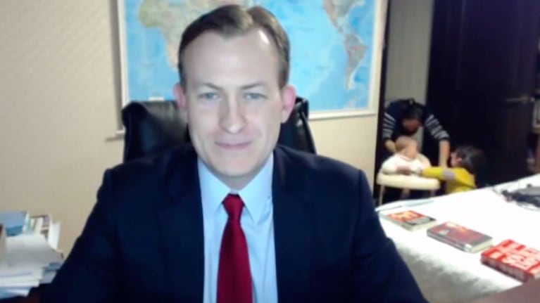 El video de Robert Kelly y sus hijos dio la vuelta al mundo.