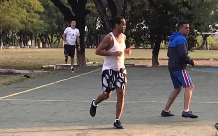 El video de Ronaldinho desde la cárcel junto con su compañero de equipo