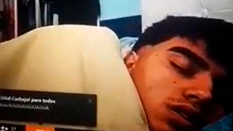 El video del estudiante dormilón se volvió viral.