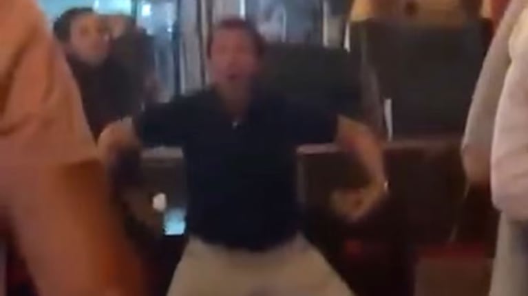 El video donde el padre de la abogada estaría imitando los gestos racistas.