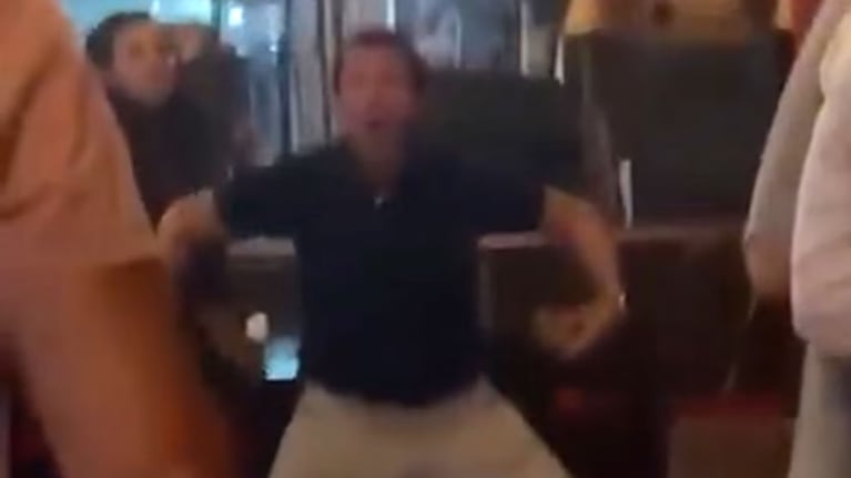 El video donde el padre de la abogada estaría imitando los gestos racistas.