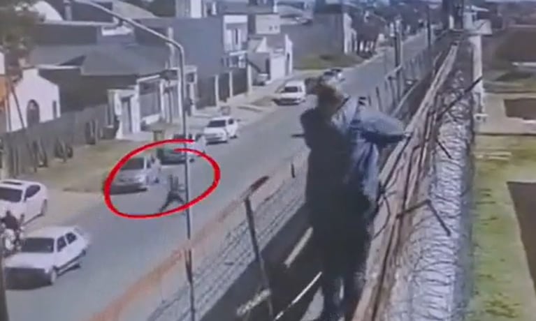 El video en el que desde afuera lanzan un paquete hacia el patio.
