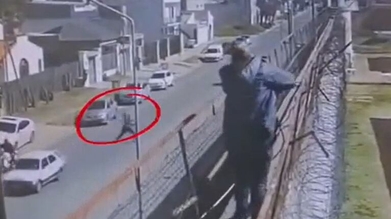 El video en el que desde afuera lanzan un paquete hacia el patio.