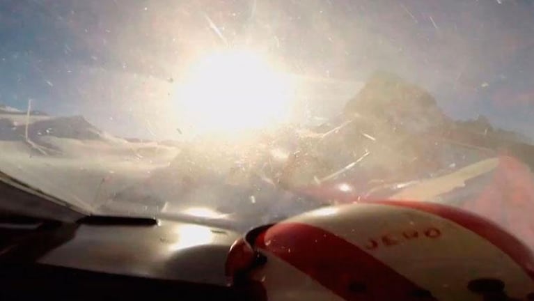 El video en primera persona de un choque entre un helicóptero y una avioneta