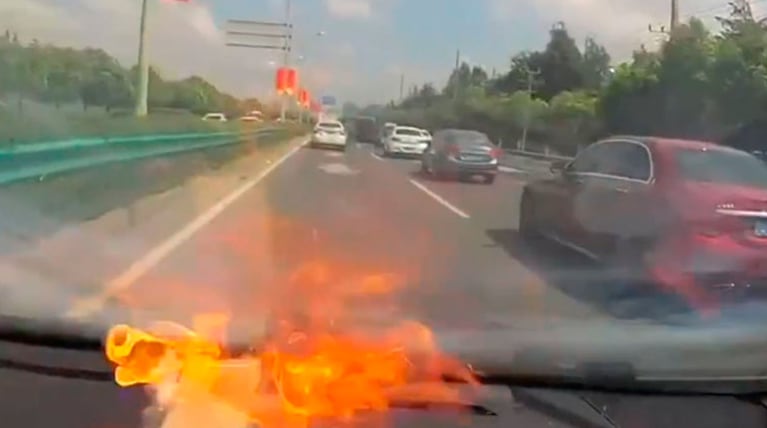 El video mostró la explosión del iPhone y la desesperación de la conductora. 
