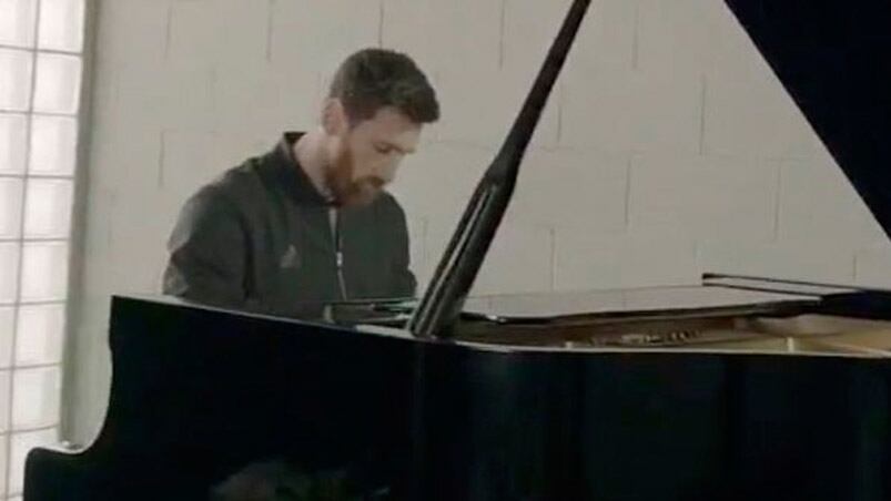 El video muestra a Messi tocando el piano. 