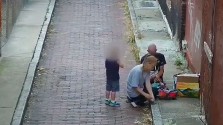 El video muestra cómo Lauren se inyecta mientras su hijo juega alrededor.