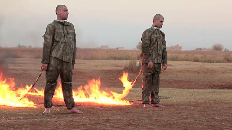 El video muestra cómo los soldados son consumidos por el fuego. 