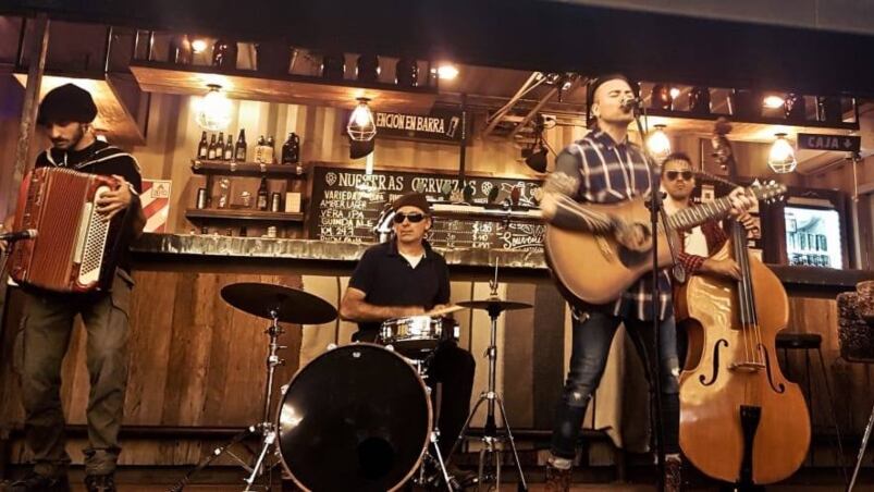 El video tiene estética antigua y está rodado en un bar de la ciudad.