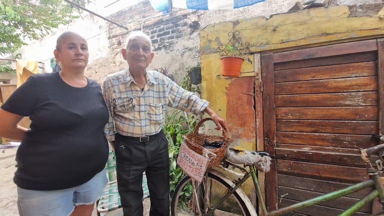 "El Viejo" Luques sale en bici a vender empanadas fritas por la deuda de su nieta.