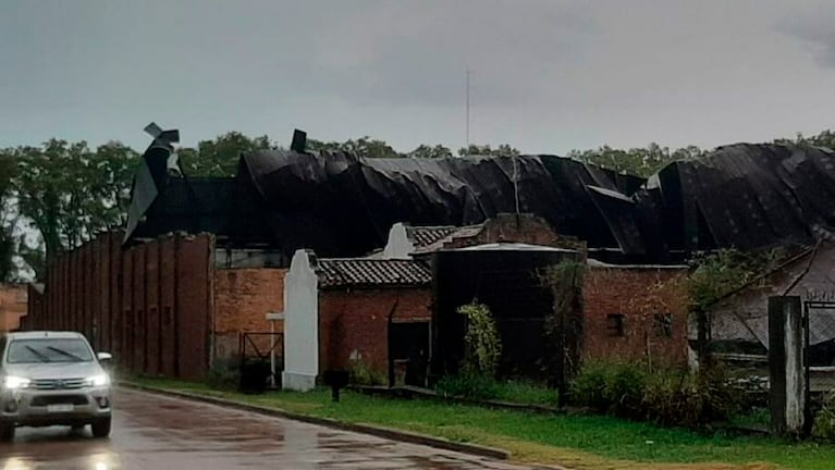 El viento causó destrozos en Colonia Caroya.