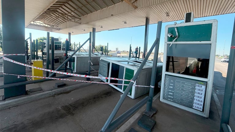 El viento derribó cabinas del peaje Juárez Celman.