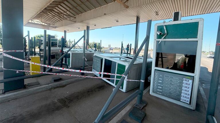 El viento derribó cabinas del peaje Juárez Celman.