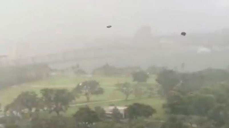 El viento hizo volar los muebles que se encontraban en los departamentos.