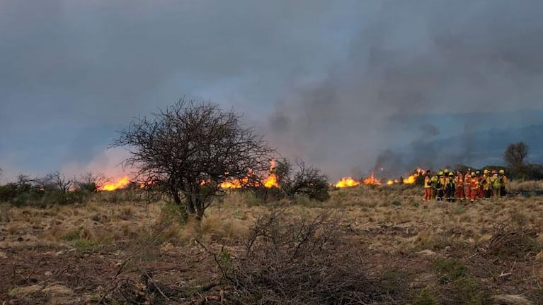 El viento no mermó y el fuego sigue sin control en Traslasierra