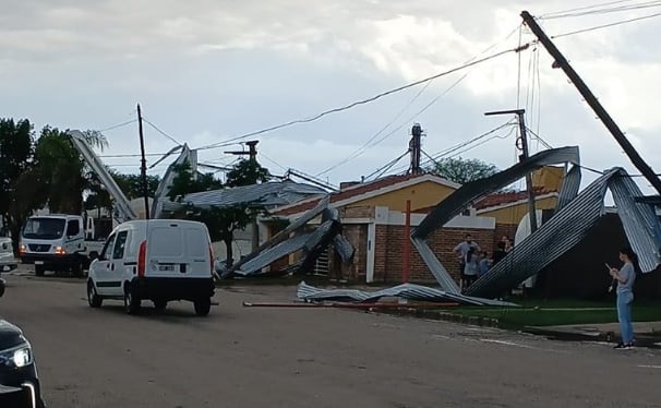 El viento y la lluvia hicieron desastre en la localidad de La Playosa.