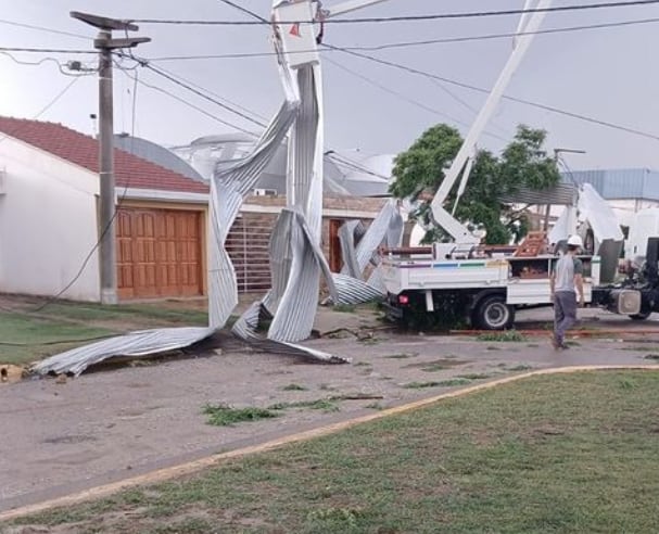 El viento y la lluvia hicieron desastre en la localidad de La Playosa.