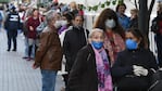 El viernes 3 de abril, los jubilados hicieron largas colas en el centro a pesar de la cuarentena. Foto: Lucio Casalla.