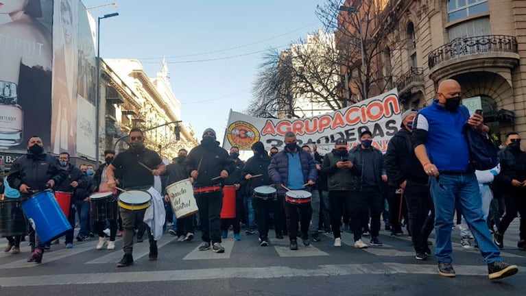 El viernes los trabajadores de las empresas de transporte marcharon por las calles céntricas de Córdoba. (Foto: Fredy Bustos)
