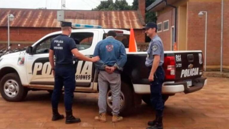 El violdor siendo apresado por la Policía de Misiones.