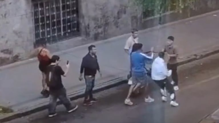 El violento ataque de una patota en pleno centro de La Plata.