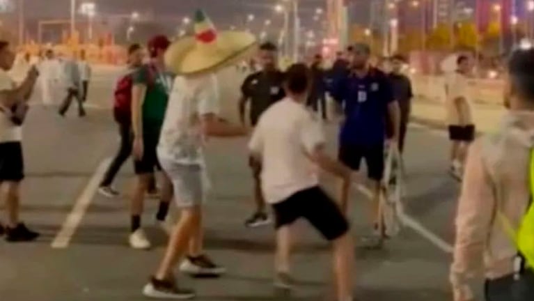 El violento cruce entre hinchas argentinos y mexicanos en las calles de Doha.