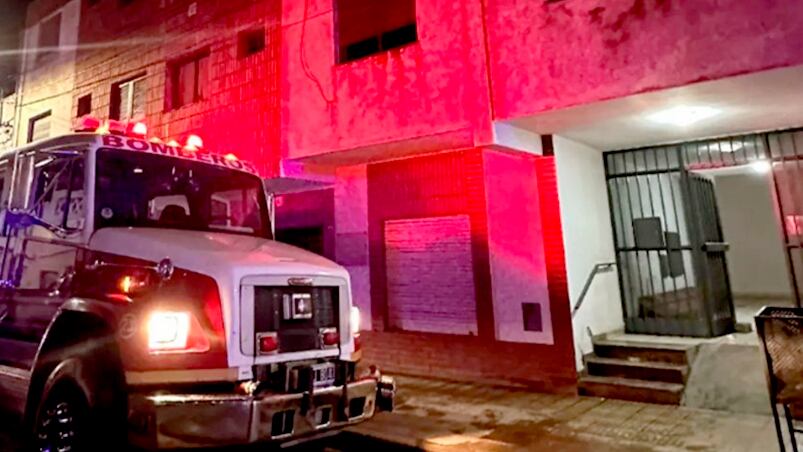 El violento episodio se produjo en el centro de Río Cuarto. Foto: Bomberos Voluntarios.