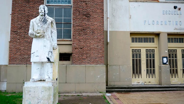 El violento hecho ocurrió en las afueras de la Escuela Secundaria N° 46 de La Plata.