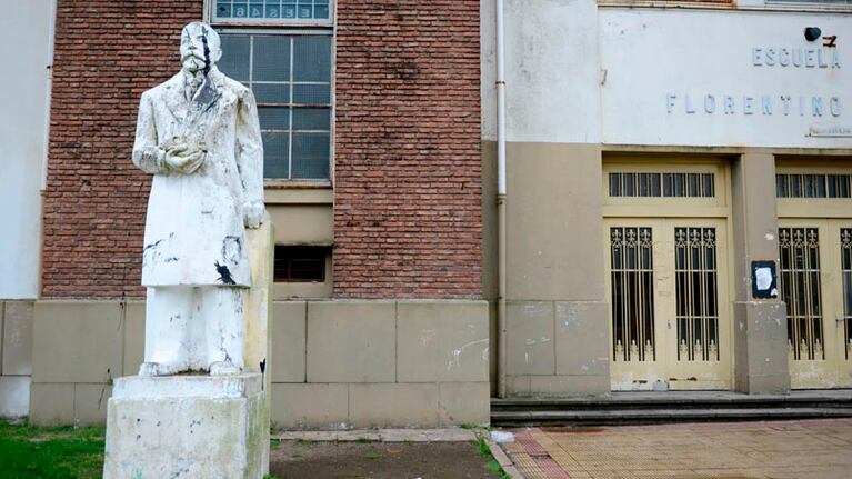 El violento hecho ocurrió en las afueras de la Escuela Secundaria N° 46 de La Plata.