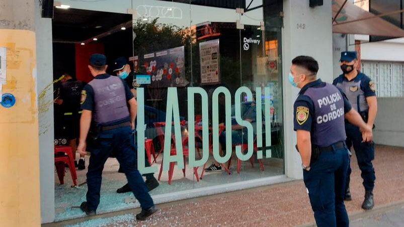 El violento ingreso a la heladería ocurrió a las 5:36 de la madrugada.