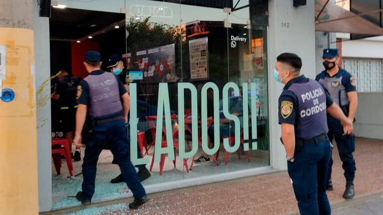 El violento ingreso a la heladería ocurrió a las 5:36 de la madrugada.