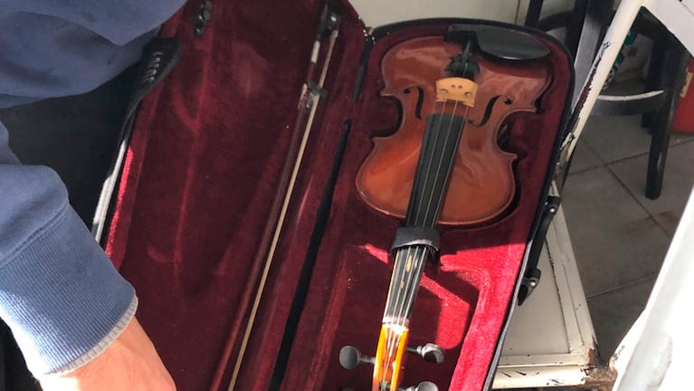El violín estaba dentro del maletín olvidado en la parada de colectivo.
