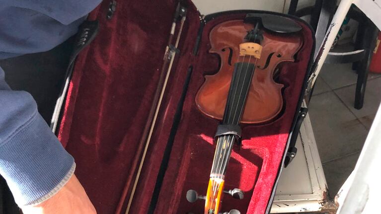 El violín estaba dentro del maletín olvidado en la parada de colectivo.