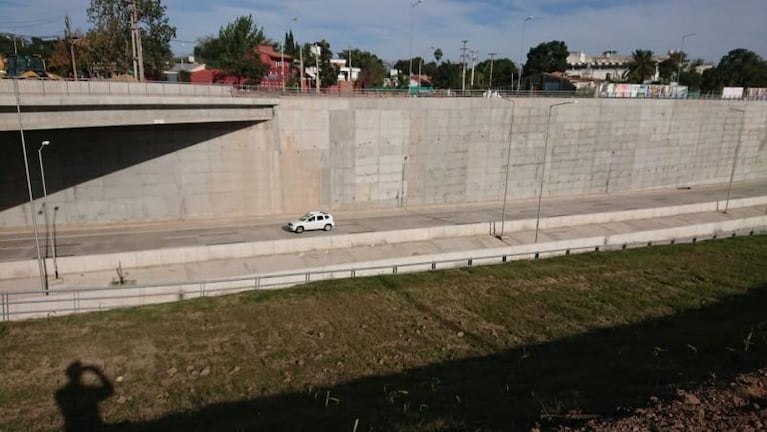 El viral de Circunvalación: por qué cayó una enorme cortina de agua y tierra desde un puente