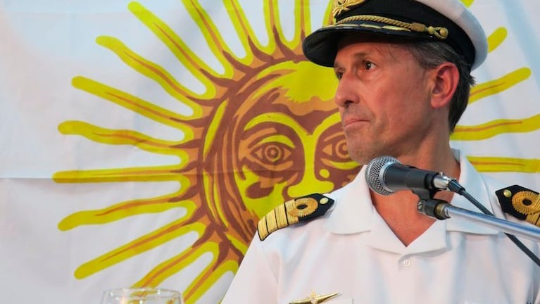 El vocero Enrique Balbi en la Basa Naval de Mar del Plata durante la conferencia de prensa.