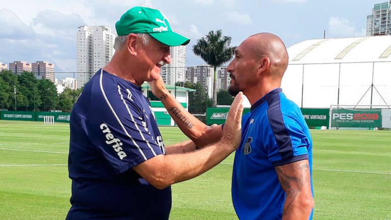 El volante de 40 años y el DT se abrazaron en el predio de Palmeiras. Foto: Talleres.