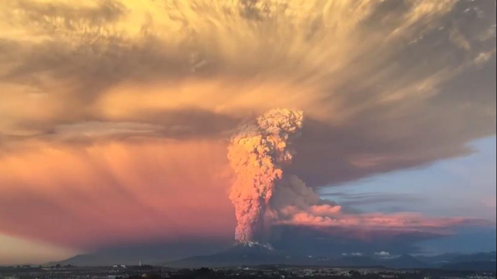 El volcán Calbuco en plena actividad. (Foto: TN)