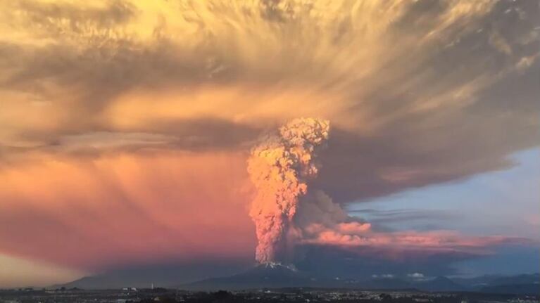 El volcán Calbuco en plena actividad. (Foto: TN)