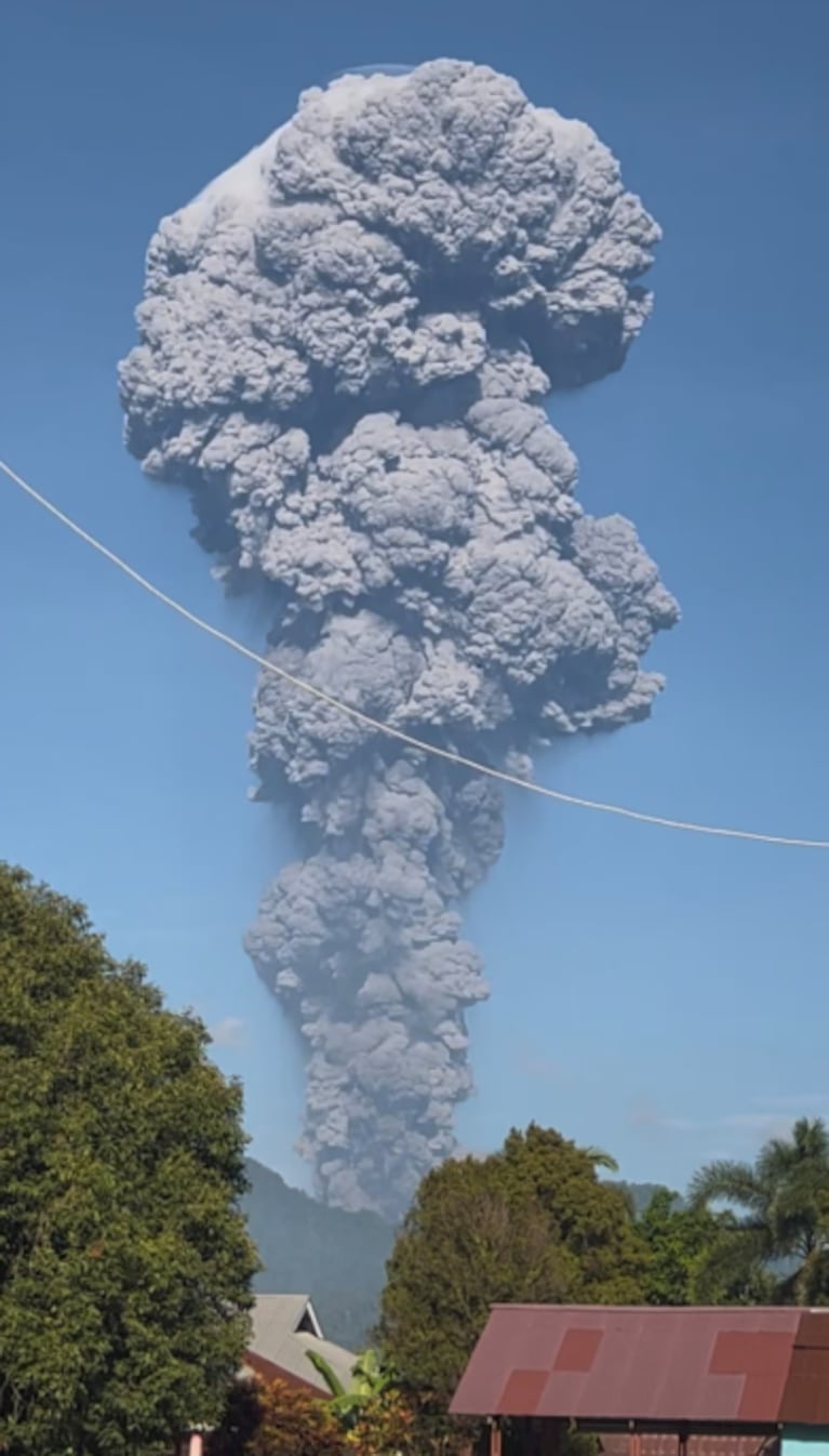 El volcán erupcionó y murieron tres personas.