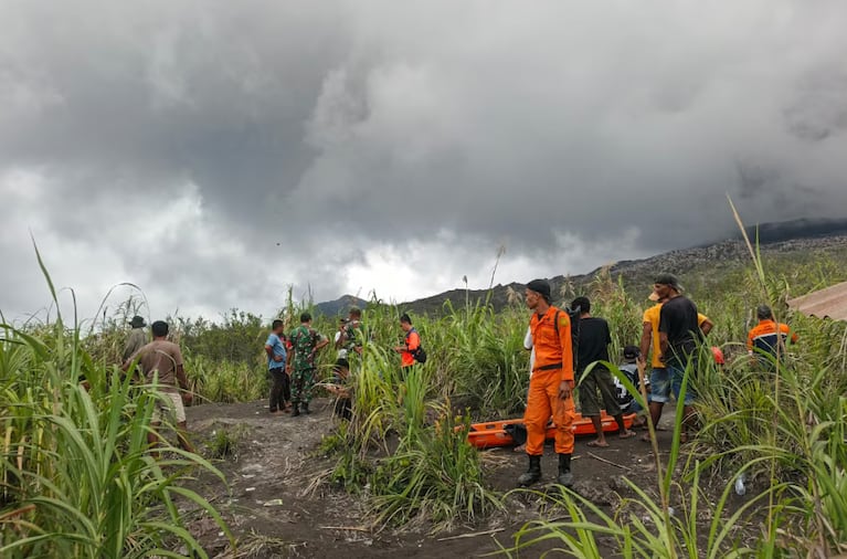 El volcán erupcionó y murieron tres personas.