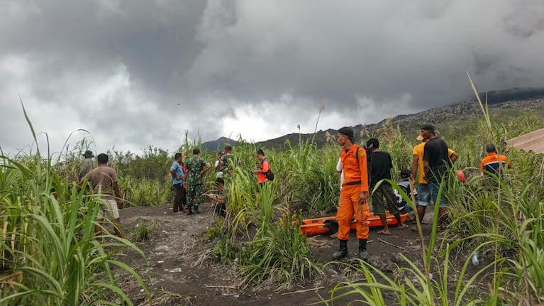 El volcán erupcionó y murieron tres personas.
