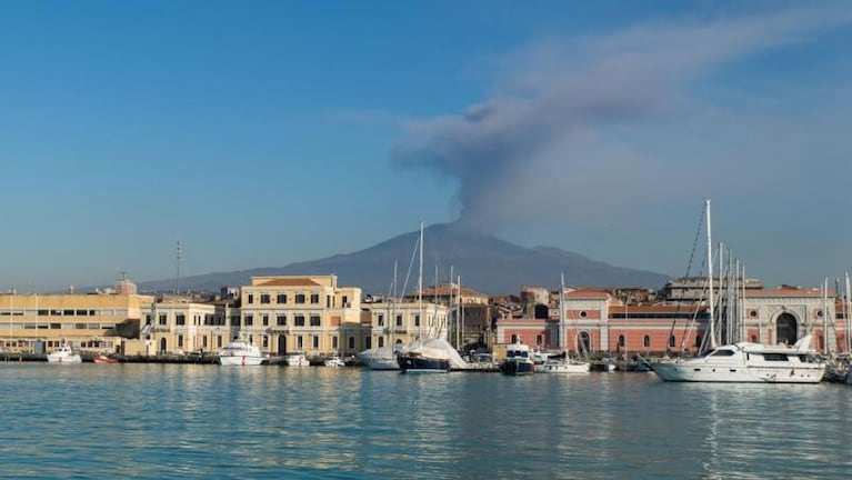 El volcán Etna en Italia volvió a despertar: nuevas erupciones y cenizas en toda la ciudad