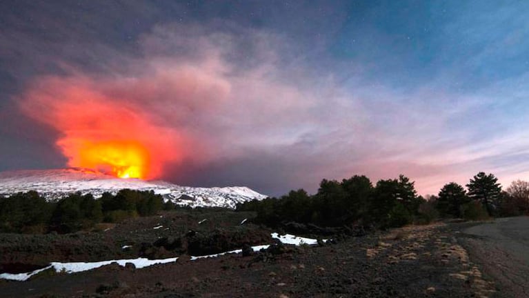 El volcán expulsó lava a 200 metros de altura.