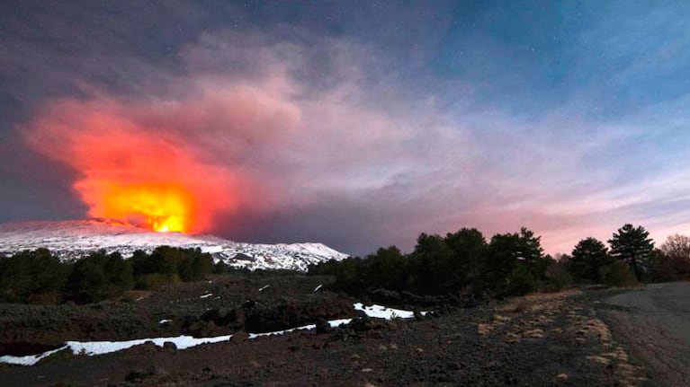 El volcán expulsó lava a 200 metros de altura.