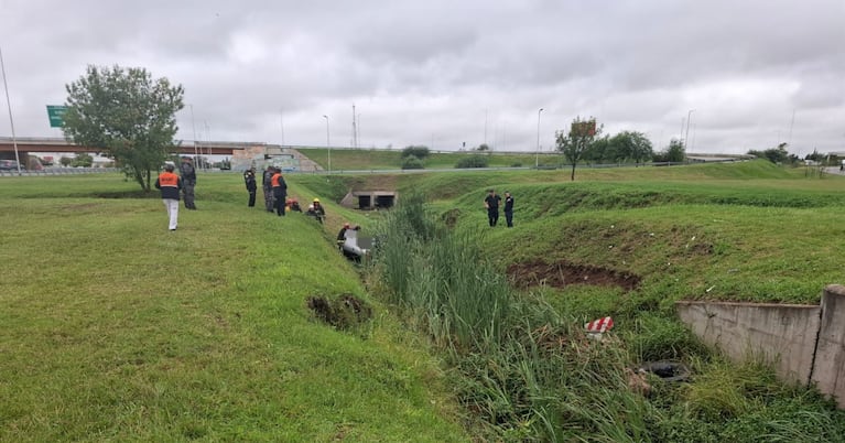 El Volkswagen Fox terminó con las ruedas hacia arriba dentro del desagüe.