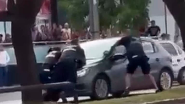 El Volkswagen Gol arrastró a dos policías durante varios metros.