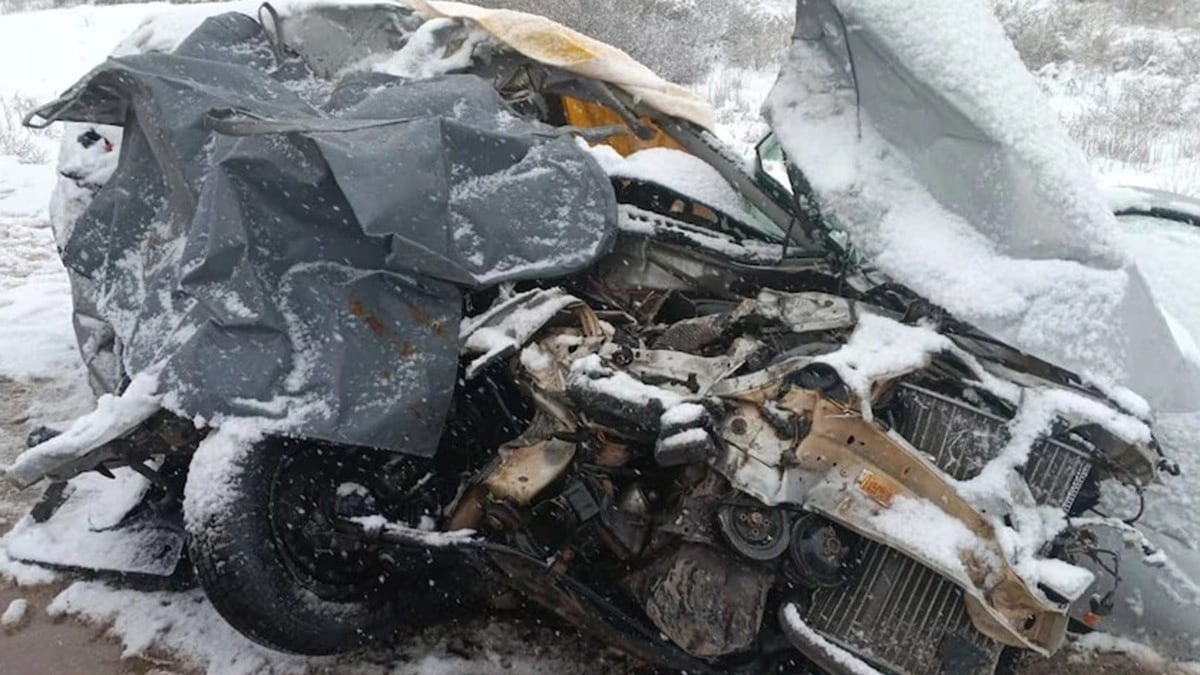 El Volkswagen Gol donde viajaban las víctimas quedó irreconocible.